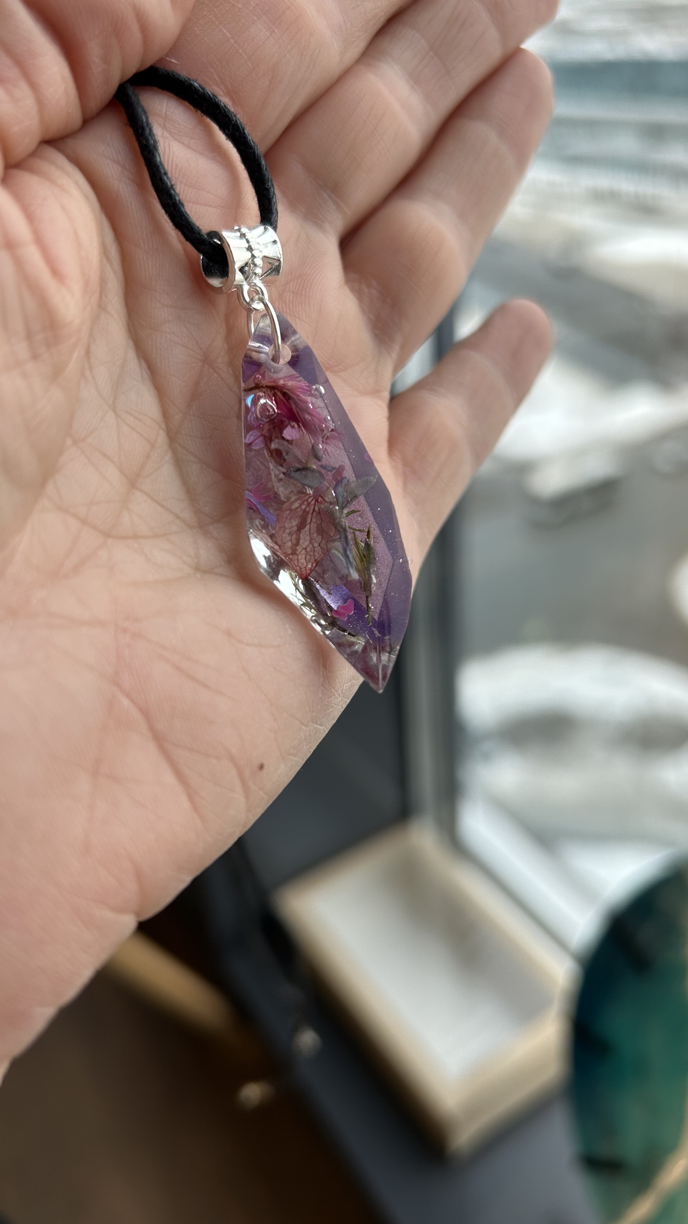 Создание украшения из УФ-смолы